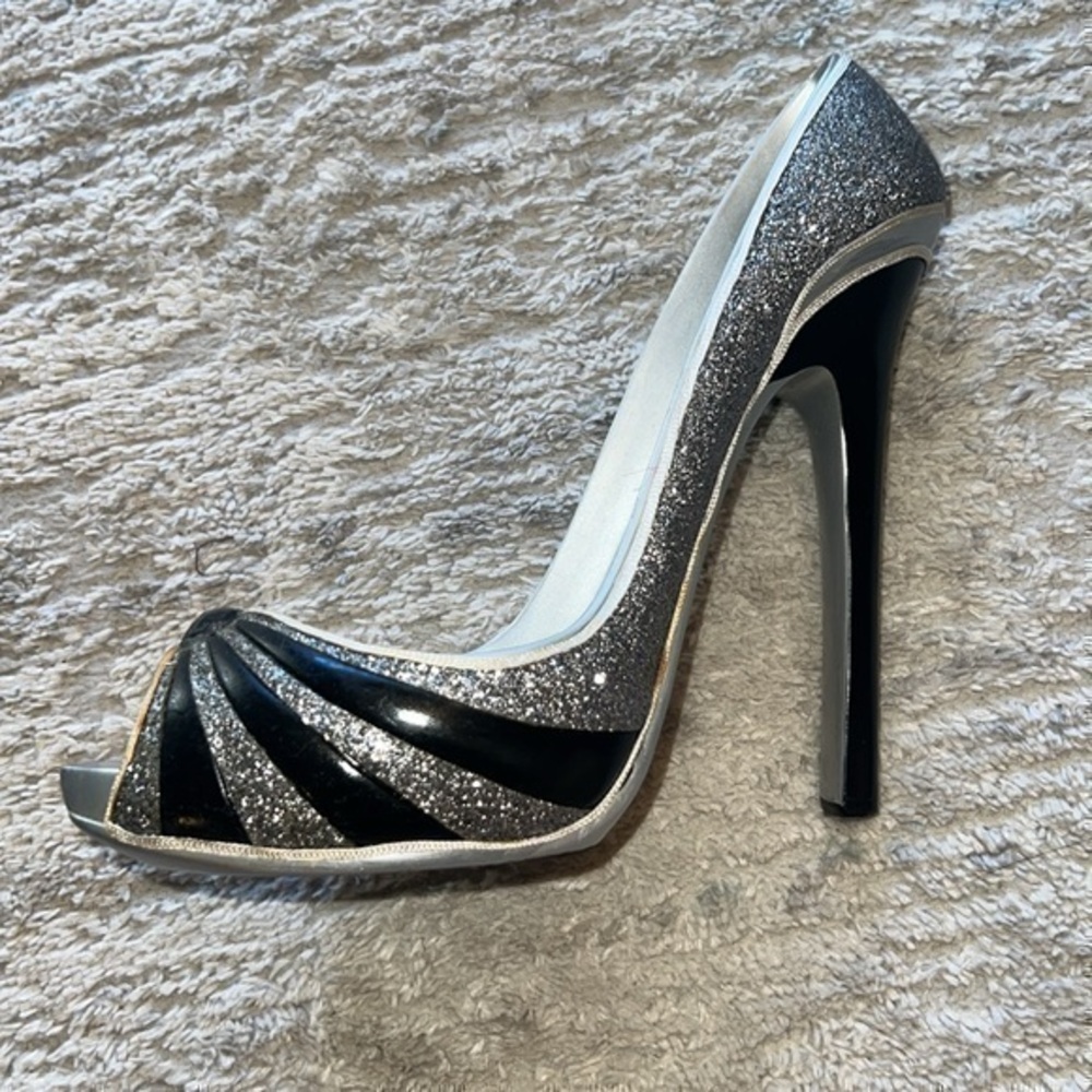 Wing lover high heel shoe Wine bottle holder! Silver and black